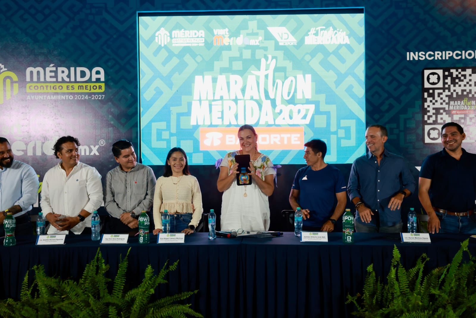Presentación del Marat’hon Mérida 2027 con sus nuevas playeras y medallas.