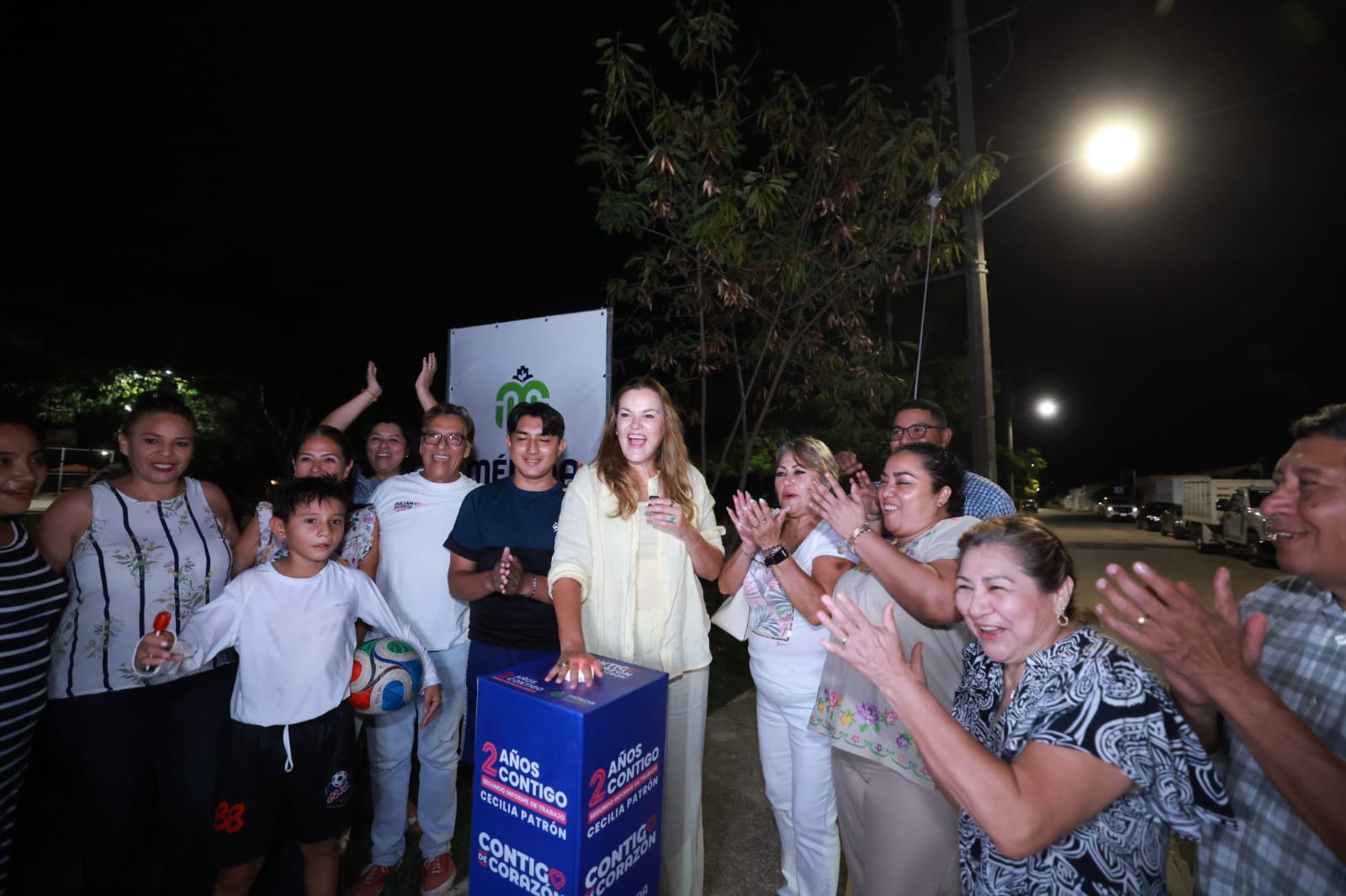 Cecilia Patrón durante el encendido de nuevas luminarias LED en Mérida.