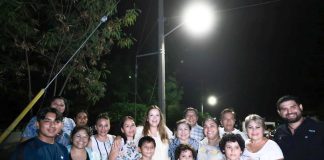 Cecilia Patrón durante el encendido de nuevas luminarias LED en Mérida.