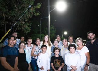 Cecilia Patrón durante el encendido de nuevas luminarias LED en Mérida.
