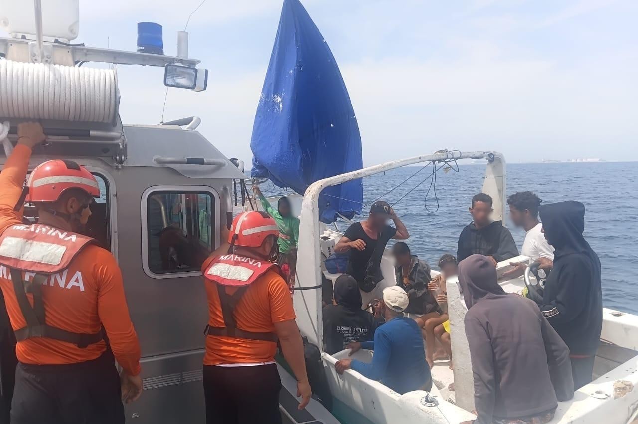 Marina rescató a 16 personas, entre ellas cuatro menores, de una embarcación localizada al noreste de Progreso, Yucatán.