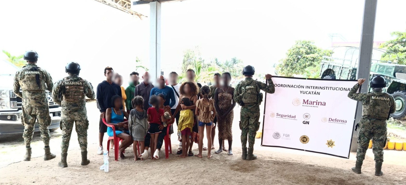 Marina rescató a 16 personas, entre ellas cuatro menores, de una embarcación localizada al noreste de Progreso, Yucatán.