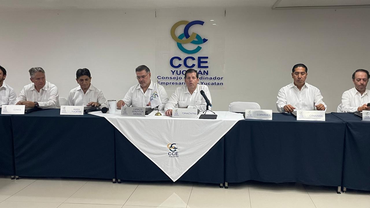 Esteban Roche Rivero durante su presentación como presidente del Consejo Coordinador Empresarial de Yucatán, en una conferencia relacionada con el seguimiento al crédito de 1,562 millones de pesos autorizado al Gobierno del Estado.