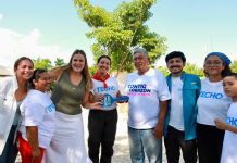 Ayuntamiento de Mérida entrega 10 viviendas de emergencia a familias vulnerables Cecilia Patrón Laviada durante la entrega de una de las viviendas de emergencia a familias del asentamiento La Estrella del Sur, acompañada de beneficiarios y representantes de 𝗧𝗘𝗖𝗛𝗢 𝗠𝗲́𝘅𝗶𝗰𝗼.