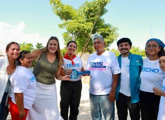 Cecilia Patrón Laviada durante la entrega de una de las viviendas de emergencia a familias del asentamiento La Estrella del Sur, acompañada de beneficiarios y representantes de 𝗧𝗘𝗖𝗛𝗢 𝗠𝗲́𝘅𝗶𝗰𝗼.
