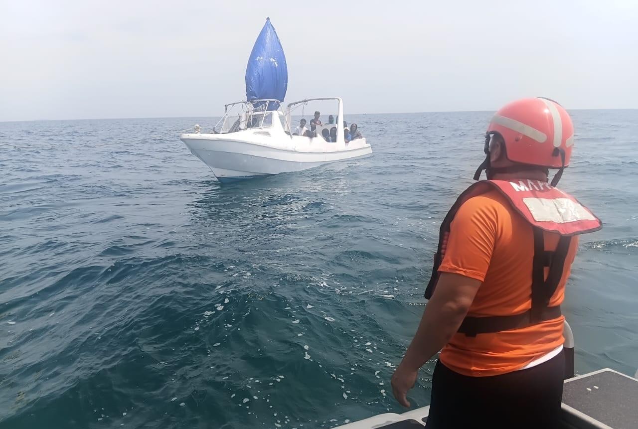 Marina rescató a 16 personas, entre ellas cuatro menores, de una embarcación localizada al noreste de Progreso, Yucatán.