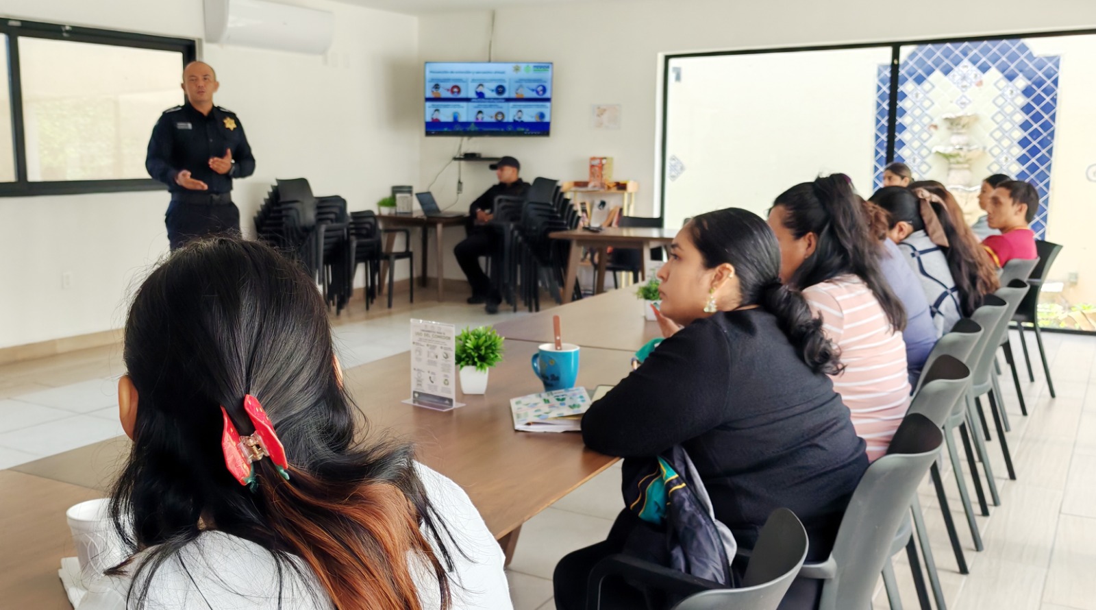 Policía Municipal de Mérida capacita contra extorsiones y ciberdelitos.