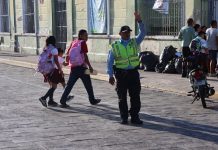 Policía Municipal refuerza operativo por regreso a clases en Mérida Elementos de la Policía Municipal de Mérida durante un operativo vial en una zona escolar del centro de la ciudad por el inicio del ciclo escolar 2026-2027.
