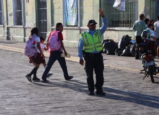 Elementos de la Policía Municipal de Mérida durante un operativo vial en una zona escolar del centro de la ciudad por el inicio del ciclo escolar 2026-2027.