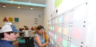 Cecilia Patrón Laviada durante una actividad con familias y personas usuarias del Centro Municipal de Autismo de Mérida.