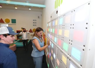 Cecilia Patrón Laviada durante una actividad con familias y personas usuarias del Centro Municipal de Autismo de Mérida.