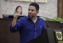 El diputado Javier Osante Solís durante su intervención en el Congreso del Estado de Yucatán, donde cuestionó las restricciones de acceso a ciudadanos.