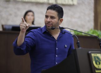 El diputado Javier Osante Solís durante su intervención en el Congreso del Estado de Yucatán, donde cuestionó las restricciones de acceso a ciudadanos.