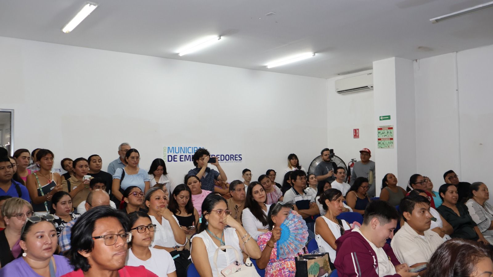 Emprendedores durante actividades del programa Emprendo Contigo del Ayuntamiento de Mérida.