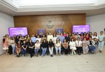 Mérida inicia segunda generación de diplomado contra la violencia de género 𝗙𝗼𝗿𝗺𝗮𝗰𝗶𝗼́𝗻 𝗽𝗮𝗿𝗮 𝗺𝗲𝗷𝗼𝗿𝗮𝗿 𝗹𝗮 𝗮𝘁𝗲𝗻𝗰𝗶𝗼́𝗻 La segunda generación tendrá formación presencial durante siete meses y cinco módulos, con temas de perspectiva de género, derechos humanos, enfoque interseccional y tipos de violencia. En esta edición se recibieron 78 solicitudes y fueron asignados 40 folios. El grupo está integrado por profesionales de Psicología, Derecho, Trabajo Social, Pedagogía, Educación y Enfermería. El programa es resultado de la colaboración entre el Instituto de las Mujeres del Ayuntamiento de Mérida, la Comisión de Derechos Humanos del Estado de Yucatán, el Centro de Estudios Superiores en Sexualidad y Género y la Universidad Autónoma de Yucatán. 𝗨𝗻 𝗽𝗿𝗼𝗴𝗿𝗮𝗺𝗮 𝗾𝘂𝗲 𝗰𝗼𝗻𝘁𝗶𝗻𝘂́𝗮 La primera edición registró 120 aspirantes y 40 personas seleccionadas, de las cuales 36 concluyeron satisfactoriamente. El diplomado lleva el nombre de Raquel Dzib Cicero, maestra yucateca y defensora de los derechos de las mujeres. En 1924 fue electa diputada por el Partido Socialista del Sureste junto con Elvia Carrillo Puerto y Beatriz Peniche. Con esta segunda generación, el Ayuntamiento de Mérida busca fortalecer la profesionalización de quienes atienden las violencias de género y brindar servicios más especializados y con perspectiva de género.