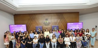 𝗙𝗼𝗿𝗺𝗮𝗰𝗶𝗼́𝗻 𝗽𝗮𝗿𝗮 𝗺𝗲𝗷𝗼𝗿𝗮𝗿 𝗹𝗮 𝗮𝘁𝗲𝗻𝗰𝗶𝗼́𝗻 La segunda generación tendrá formación presencial durante siete meses y cinco módulos, con temas de perspectiva de género, derechos humanos, enfoque interseccional y tipos de violencia. En esta edición se recibieron 78 solicitudes y fueron asignados 40 folios. El grupo está integrado por profesionales de Psicología, Derecho, Trabajo Social, Pedagogía, Educación y Enfermería. El programa es resultado de la colaboración entre el Instituto de las Mujeres del Ayuntamiento de Mérida, la Comisión de Derechos Humanos del Estado de Yucatán, el Centro de Estudios Superiores en Sexualidad y Género y la Universidad Autónoma de Yucatán. 𝗨𝗻 𝗽𝗿𝗼𝗴𝗿𝗮𝗺𝗮 𝗾𝘂𝗲 𝗰𝗼𝗻𝘁𝗶𝗻𝘂́𝗮 La primera edición registró 120 aspirantes y 40 personas seleccionadas, de las cuales 36 concluyeron satisfactoriamente. El diplomado lleva el nombre de Raquel Dzib Cicero, maestra yucateca y defensora de los derechos de las mujeres. En 1924 fue electa diputada por el Partido Socialista del Sureste junto con Elvia Carrillo Puerto y Beatriz Peniche. Con esta segunda generación, el Ayuntamiento de Mérida busca fortalecer la profesionalización de quienes atienden las violencias de género y brindar servicios más especializados y con perspectiva de género.