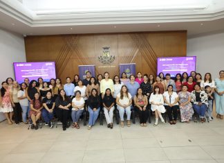 𝗙𝗼𝗿𝗺𝗮𝗰𝗶𝗼́𝗻 𝗽𝗮𝗿𝗮 𝗺𝗲𝗷𝗼𝗿𝗮𝗿 𝗹𝗮 𝗮𝘁𝗲𝗻𝗰𝗶𝗼́𝗻 La segunda generación tendrá formación presencial durante siete meses y cinco módulos, con temas de perspectiva de género, derechos humanos, enfoque interseccional y tipos de violencia. En esta edición se recibieron 78 solicitudes y fueron asignados 40 folios. El grupo está integrado por profesionales de Psicología, Derecho, Trabajo Social, Pedagogía, Educación y Enfermería. El programa es resultado de la colaboración entre el Instituto de las Mujeres del Ayuntamiento de Mérida, la Comisión de Derechos Humanos del Estado de Yucatán, el Centro de Estudios Superiores en Sexualidad y Género y la Universidad Autónoma de Yucatán. 𝗨𝗻 𝗽𝗿𝗼𝗴𝗿𝗮𝗺𝗮 𝗾𝘂𝗲 𝗰𝗼𝗻𝘁𝗶𝗻𝘂́𝗮 La primera edición registró 120 aspirantes y 40 personas seleccionadas, de las cuales 36 concluyeron satisfactoriamente. El diplomado lleva el nombre de Raquel Dzib Cicero, maestra yucateca y defensora de los derechos de las mujeres. En 1924 fue electa diputada por el Partido Socialista del Sureste junto con Elvia Carrillo Puerto y Beatriz Peniche. Con esta segunda generación, el Ayuntamiento de Mérida busca fortalecer la profesionalización de quienes atienden las violencias de género y brindar servicios más especializados y con perspectiva de género.
