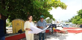 Cecilia Patrón Laviada durante la supervisión de los trabajos de Mérida Enchula en el parque de San Cristóbal.