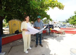 Cecilia Patrón Laviada durante la supervisión de los trabajos de Mérida Enchula en el parque de San Cristóbal.