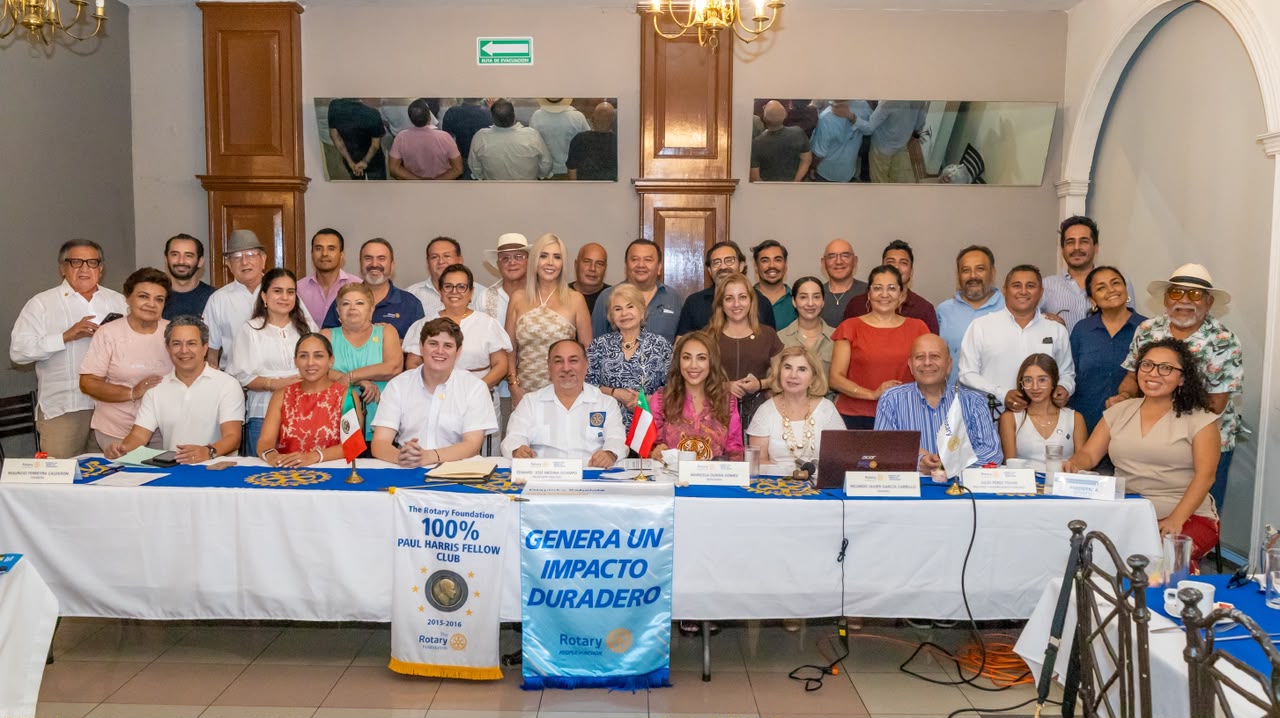 El DIF Municipal y el Club Rotario Itzáes, A.C., firmaron una Carta de Intención para impulsar acciones de apoyo a las familias de Mérida.

El acuerdo contempla proyectos de ayuda alimentaria, apoyos funcionales y de movilidad, además de orientación y fortalecimiento familiar.

Durante el encuentro, el director del DIF Municipal, Gerardo López Fernández, presentó los principales programas y servicios de la institución para atender a familias y grupos que requieren mayor apoyo.

𝗙𝗼𝗿𝘁𝗮𝗹𝗲𝗰𝗲𝗻 𝗹𝗮 𝗰𝗼𝗹𝗮𝗯𝗼𝗿𝗮𝗰𝗶𝗼́𝗻

El presidente del Club Rotario Itzáes, Edward José Medina Ocampo, entregó a Gerardo López el nombramiento de socio honorario, como parte del acercamiento entre ambas instituciones.

La alianza busca sumar esfuerzos entre sociedad y gobierno para ampliar las oportunidades de apoyo y contribuir al bienestar de las familias meridanas.

Los servicios y programas del DIF Mérida pueden consultarse en su sitio oficial.