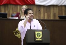Javier Osante durante actividades legislativas en Yucatán.