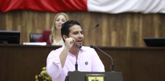 Javier Osante durante actividades legislativas en Yucatán.