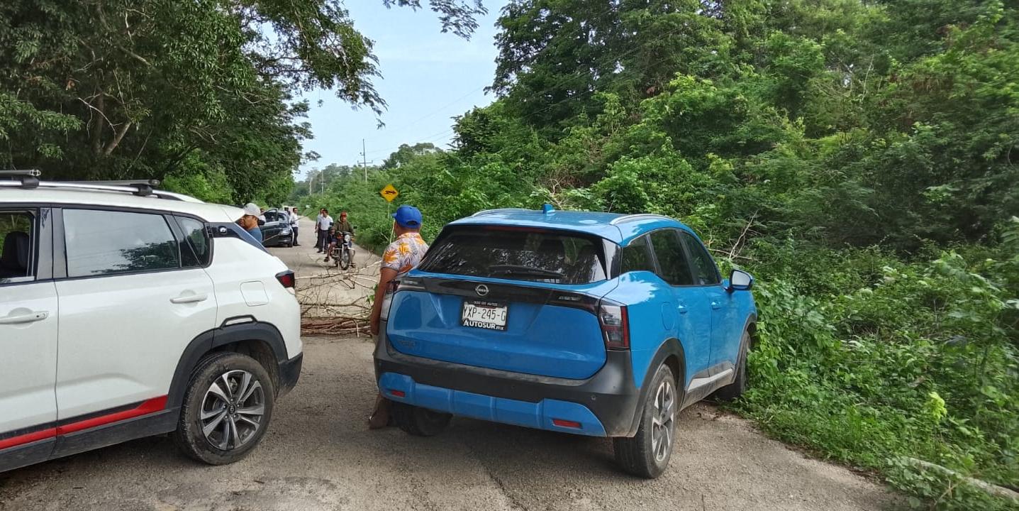 Habitantes de Tiholop protestan por fallas de CFE.
