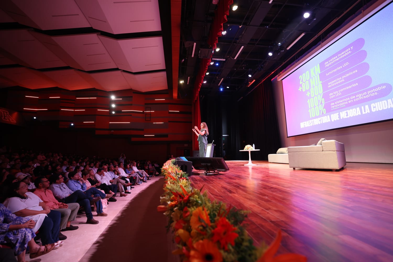 Cecilia Patrón durante la conferencia El Momento de Mérida.