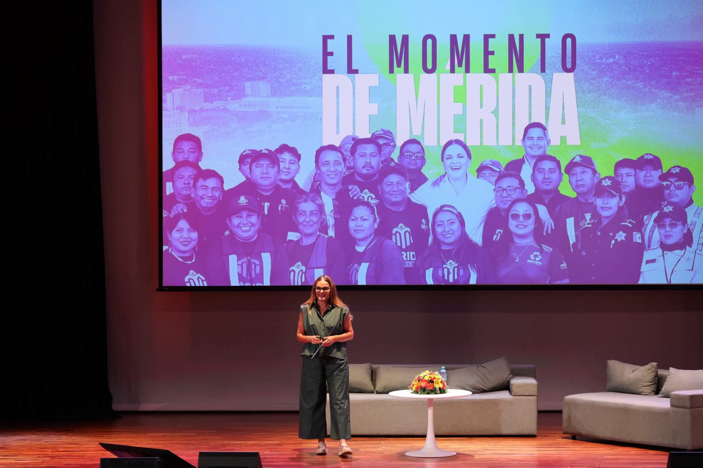 Cecilia Patrón durante la conferencia El Momento de Mérida.
