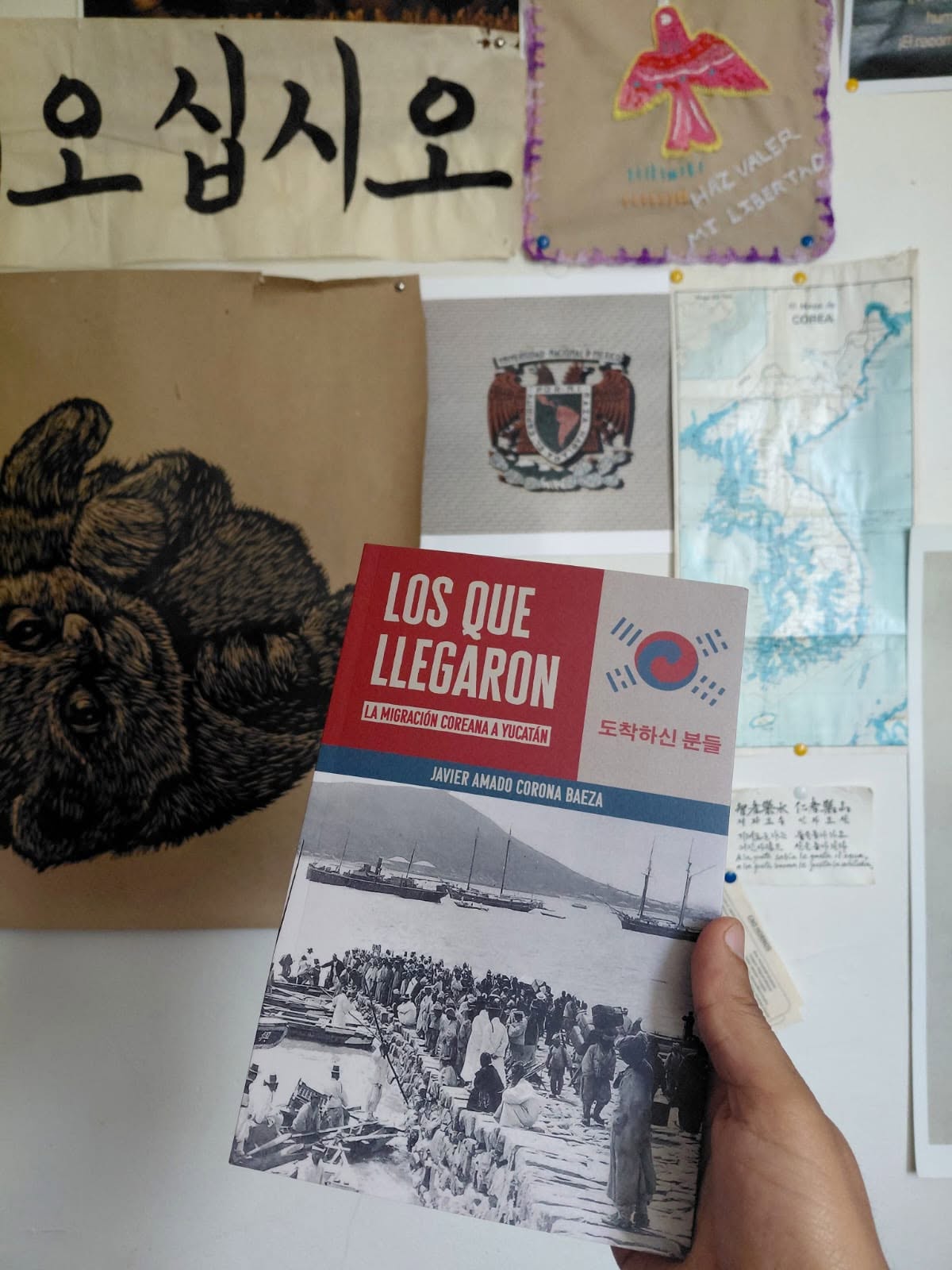Javier Corona Baeza presenta libro sobre migración coreana en Yucatán.