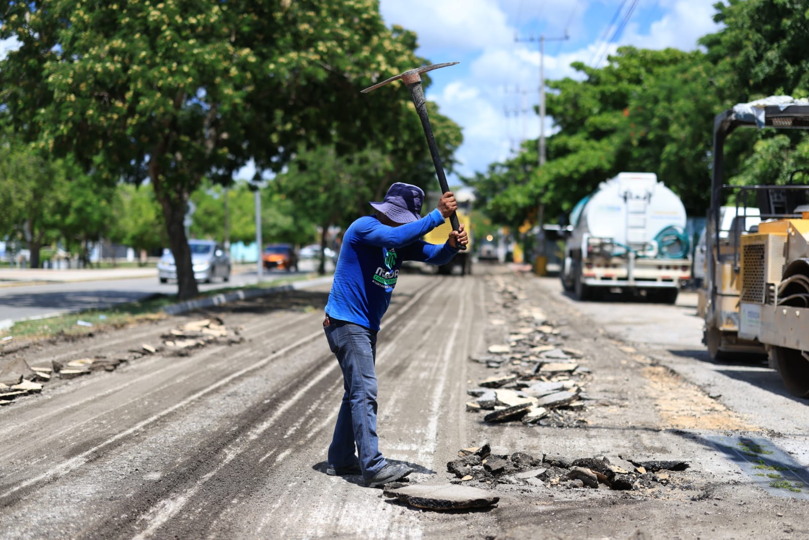 Cecilia Patrón supervisa trabajos de rehabilitación de calles en Mérida.