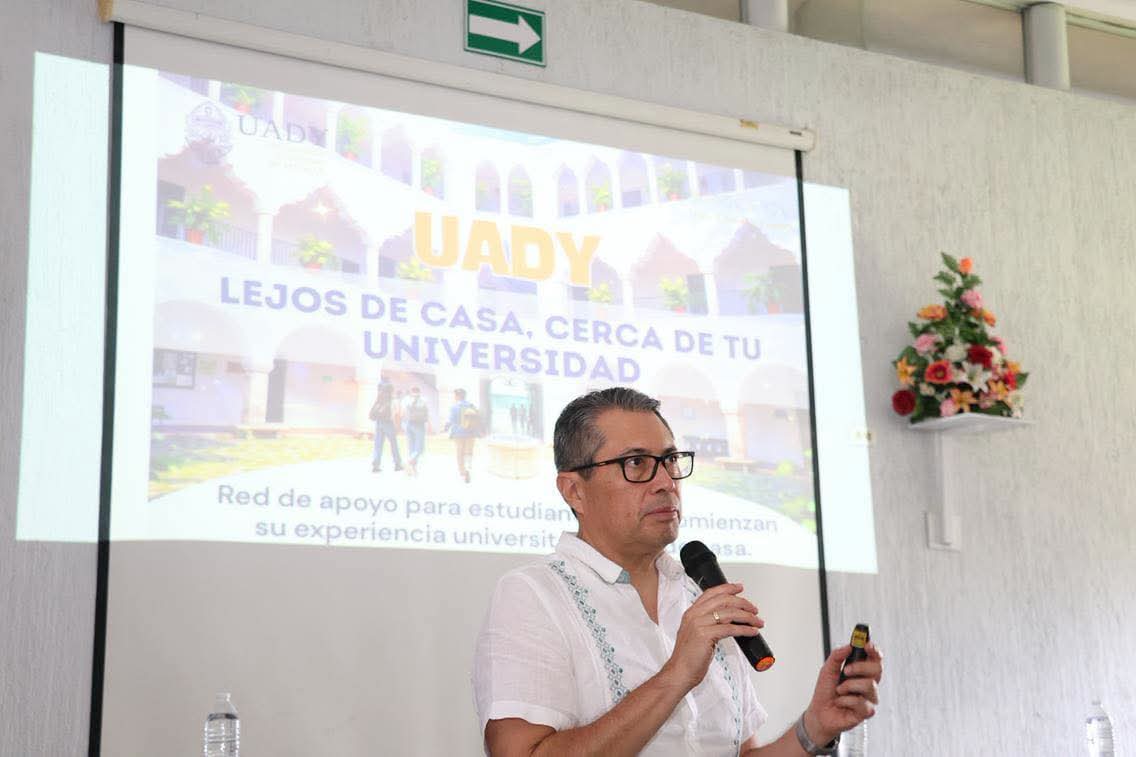 Estudiantes de la UADY durante actividades académicas.