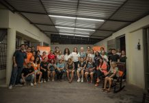 Movimiento Ciudadano escucha a vecinos de Ciudad Caucel ante problemática de abandono animal Vecinas y vecinos de Ciudad Caucel expusieron ante representantes de Movimiento Ciudadano la problemática del abandono de animales de compañía, situación que, señalaron, también contribuye a la acumulación de basura y genera riesgos sanitarios en calles y viviendas desocupadas. Lía Kantún, vecina de la zona, explicó que mientras algunos habitantes se organizan para alimentar y cuidar a perros y gatos en situación de calle, también existen casos de animales abandonados por sus propios dueños. Entre las propuestas planteadas se encuentra acercar campañas de esterilización a Ciudad Caucel, con participación de especialistas, estudiantes de veterinaria y la comunidad. En el encuentro participaron la diputada Larissa Acosta Escalante, la regidora de Mérida, Ximena Rivas Alfaro, la coordinadora estatal de Movimiento Ciudadano, Vida Gómez Herrera, y el coordinador de Movimiento Ciudadano en Mérida, Gerardo Ocampo. Acosta Escalante señaló que las campañas de esterilización pueden fortalecerse mediante la colaboración entre ciudadanía, especialistas y autoridades. Por su parte, Vida Gómez Herrera planteó fortalecer el registro de animales de compañía para contar con información que permita diseñar políticas públicas y dar seguimiento a las necesidades detectadas. Durante el encuentro también se propuso reforzar las acciones de prevención, esterilización y bienestar animal.