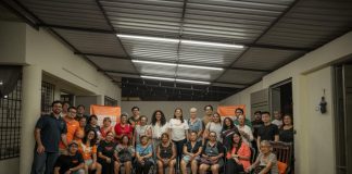Vecinas y vecinos de Ciudad Caucel expusieron ante representantes de Movimiento Ciudadano la problemática del abandono de animales de compañía, situación que, señalaron, también contribuye a la acumulación de basura y genera riesgos sanitarios en calles y viviendas desocupadas. Lía Kantún, vecina de la zona, explicó que mientras algunos habitantes se organizan para alimentar y cuidar a perros y gatos en situación de calle, también existen casos de animales abandonados por sus propios dueños. Entre las propuestas planteadas se encuentra acercar campañas de esterilización a Ciudad Caucel, con participación de especialistas, estudiantes de veterinaria y la comunidad. En el encuentro participaron la diputada Larissa Acosta Escalante, la regidora de Mérida, Ximena Rivas Alfaro, la coordinadora estatal de Movimiento Ciudadano, Vida Gómez Herrera, y el coordinador de Movimiento Ciudadano en Mérida, Gerardo Ocampo. Acosta Escalante señaló que las campañas de esterilización pueden fortalecerse mediante la colaboración entre ciudadanía, especialistas y autoridades. Por su parte, Vida Gómez Herrera planteó fortalecer el registro de animales de compañía para contar con información que permita diseñar políticas públicas y dar seguimiento a las necesidades detectadas. Durante el encuentro también se propuso reforzar las acciones de prevención, esterilización y bienestar animal.