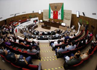 Sesión del Pleno del Congreso del Estado de Yucatán durante la aprobación de reformas constitucionales y otros dictámenes.