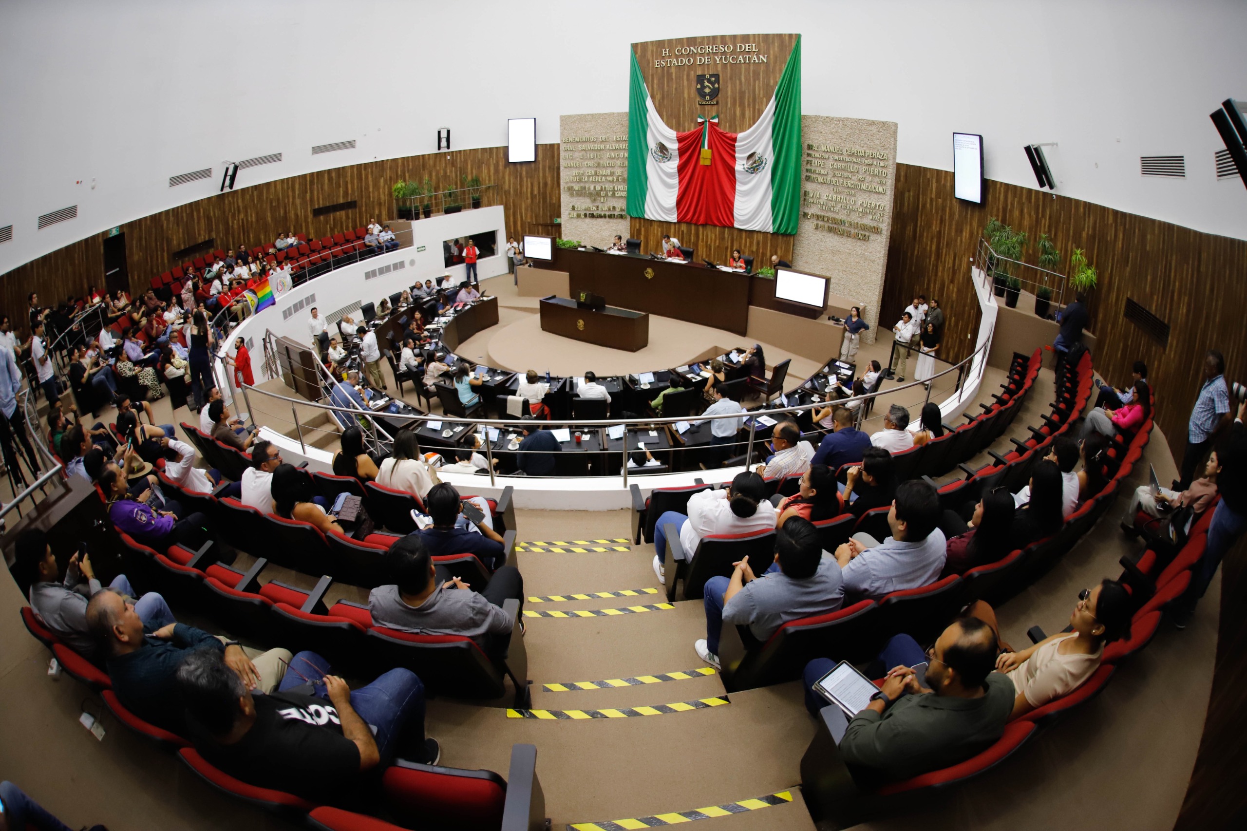 Sesión del Pleno del Congreso del Estado de Yucatán durante la aprobación de reformas constitucionales y otros dictámenes.