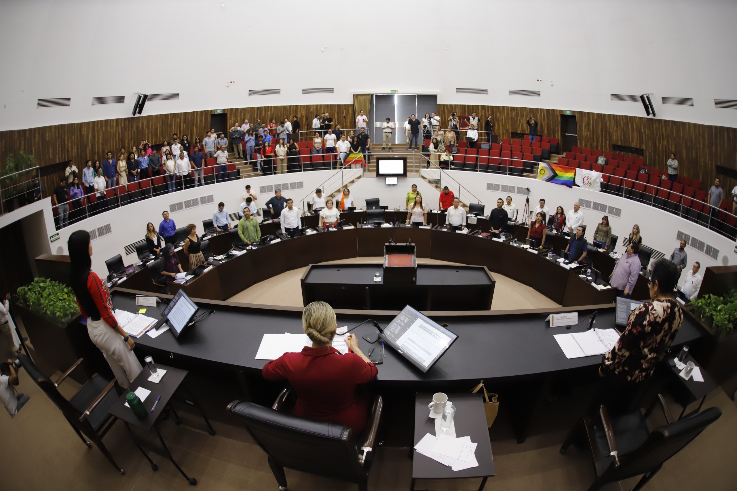 Sesión del Pleno del Congreso del Estado de Yucatán durante la aprobación de reformas constitucionales y otros dictámenes.